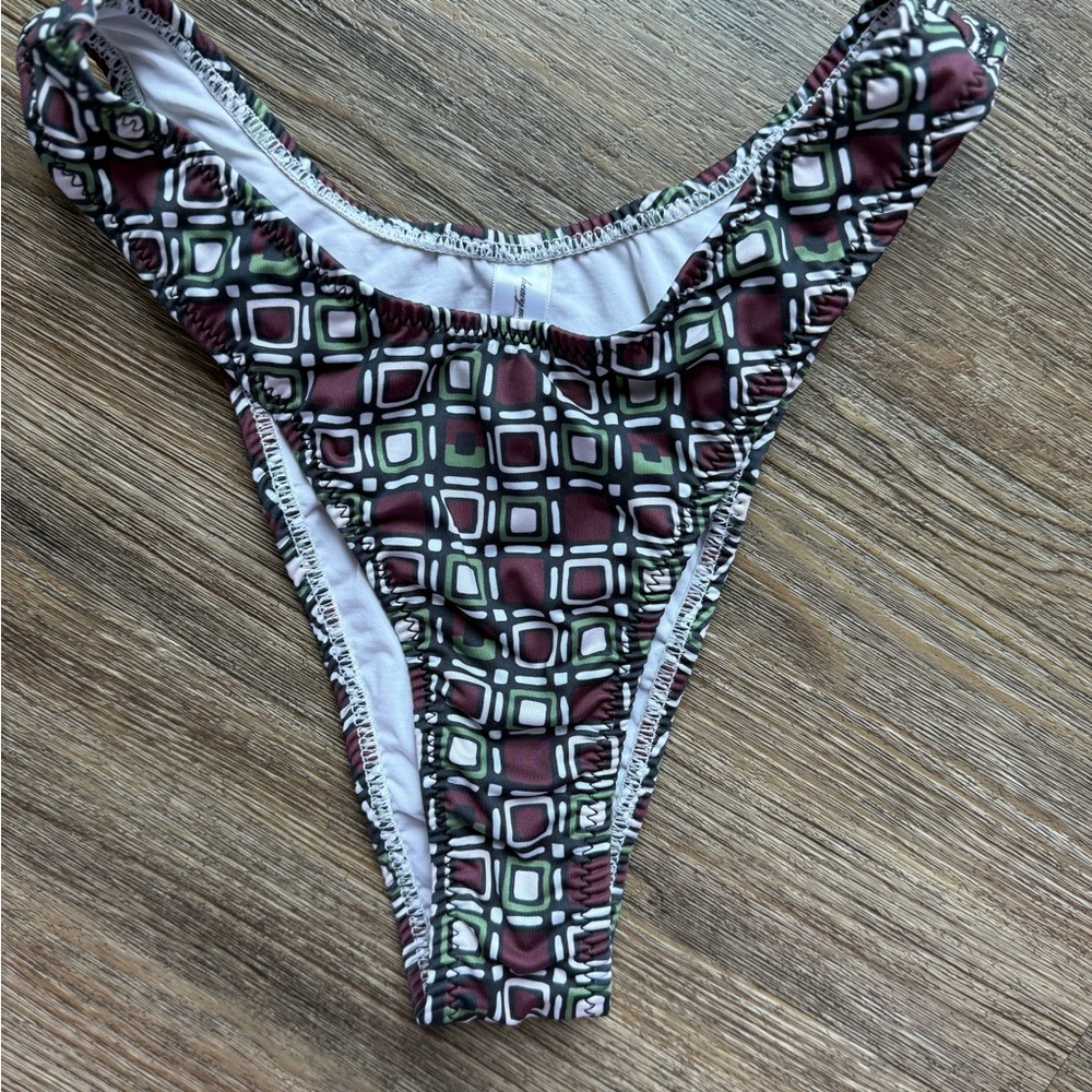 Geometric Patterned Bikini Set - Picture 7 of 9